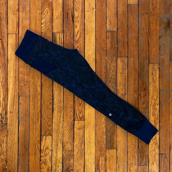 Lululemon Navy Blue and Black Paisley Pattern High Waisted Spandex Leggings Yoga - Picture 1 of 4